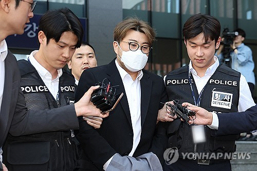 음주 뺑소니 혐의를 받는 가수 김호중이 31일 오전 서울 강남구 강남경찰서에서 검찰로 송치되며 취재진의 질문에 답하고 있다. [연합뉴스]